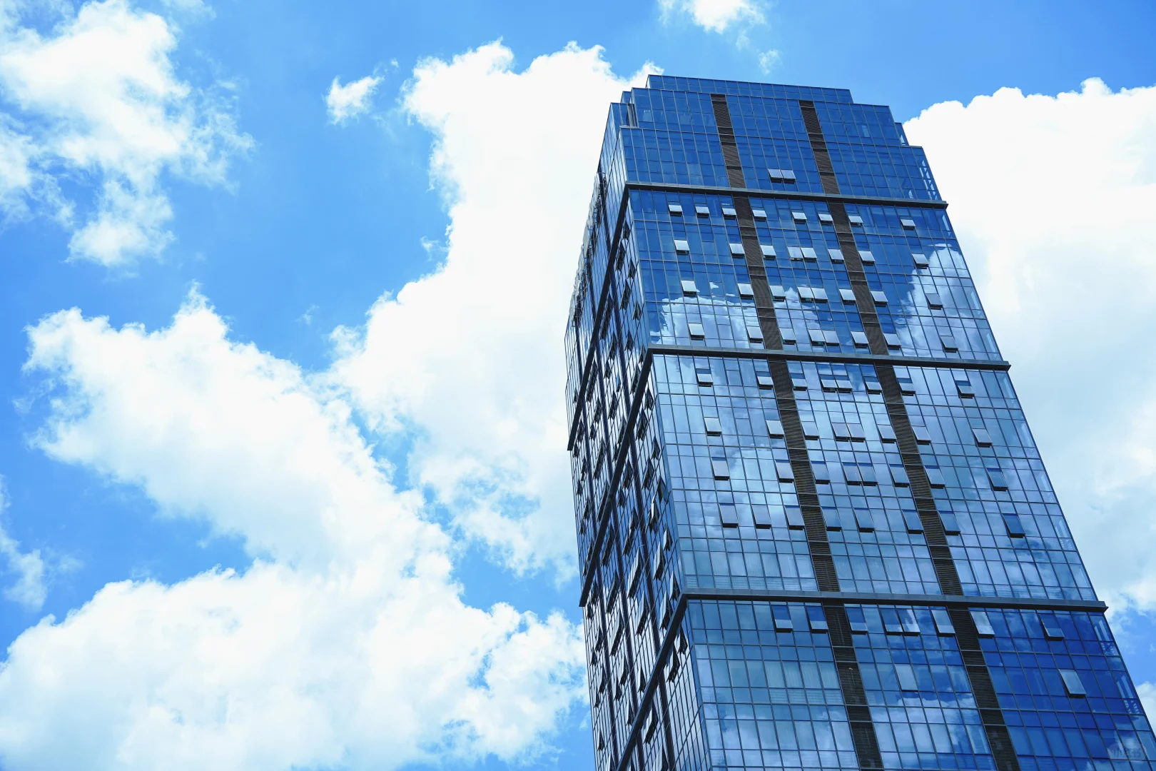 晴空下的玻璃幕墙
