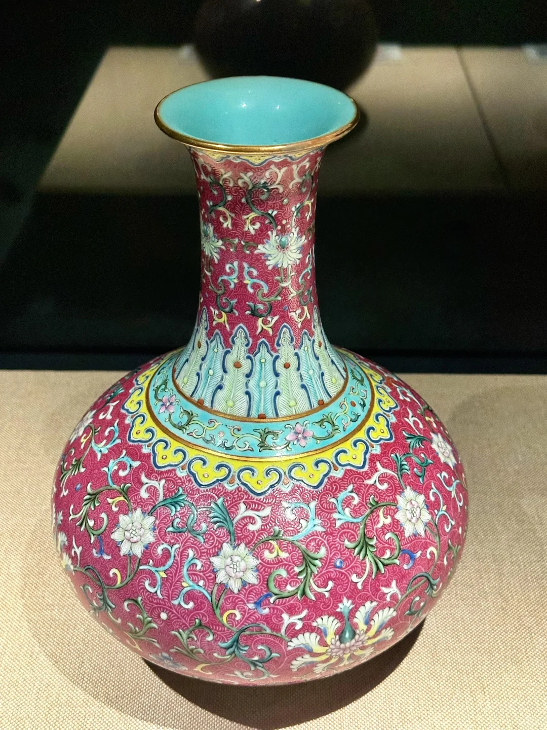 瓷器之美 - 乾隆胭脂红地轧道粉彩莲纹瓶