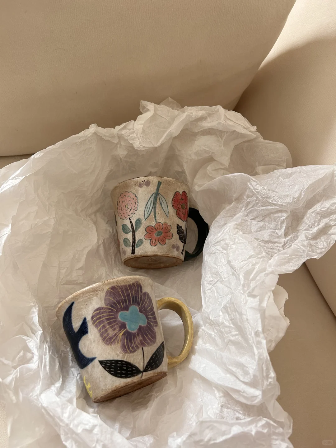 好奇怪 杯子和盘子小小的 幸福感却大大的