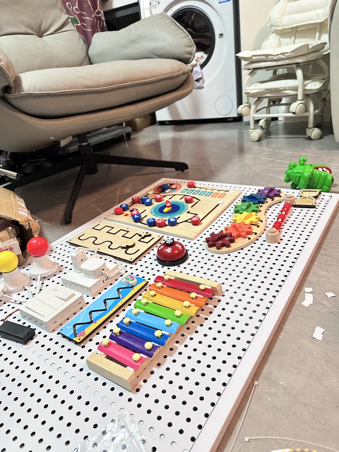 在家婴儿自制忙碌板｜一百块搞定早教玩具?！