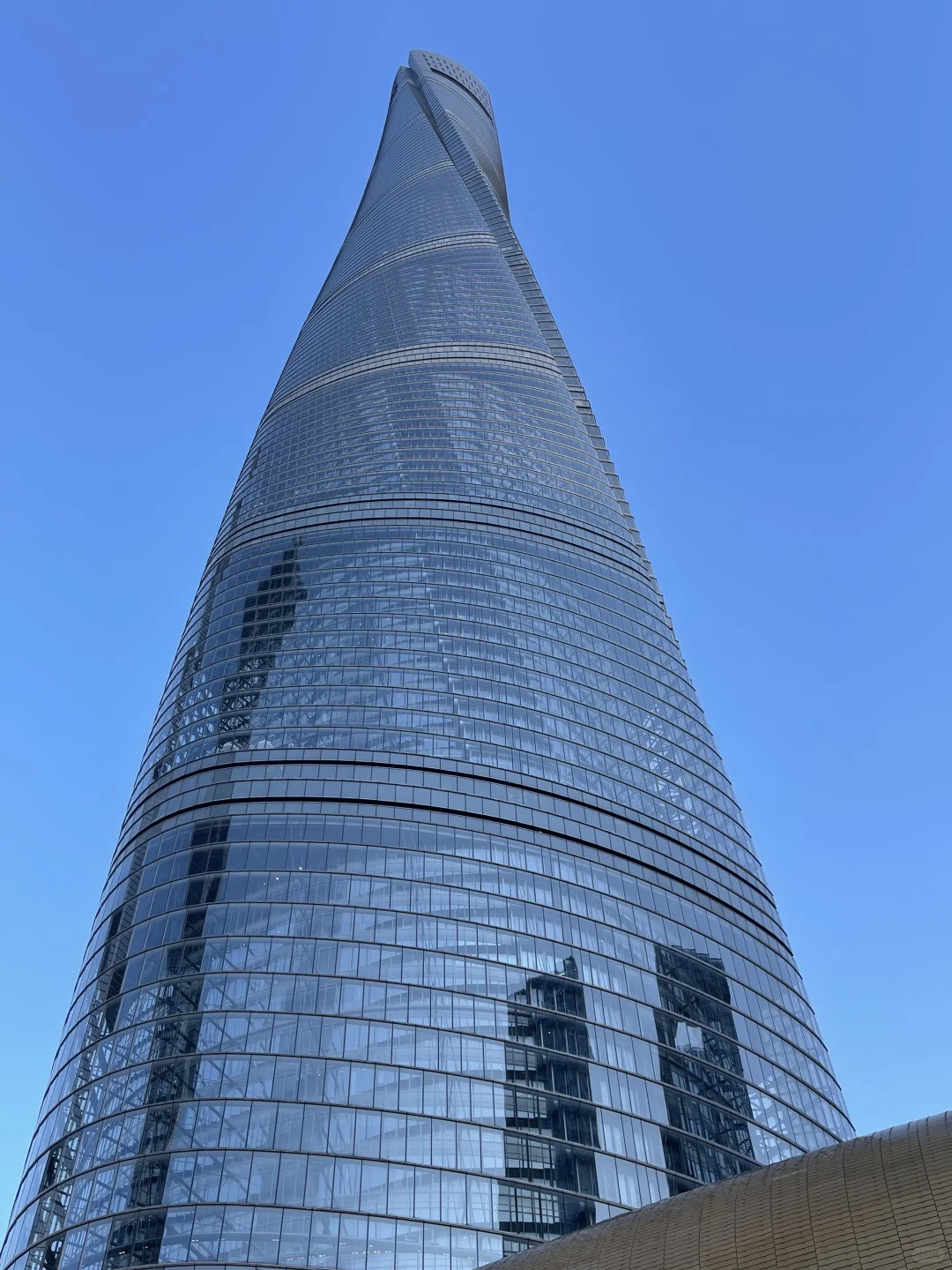 之前一直以为上海中心是曲面玻璃幕墙