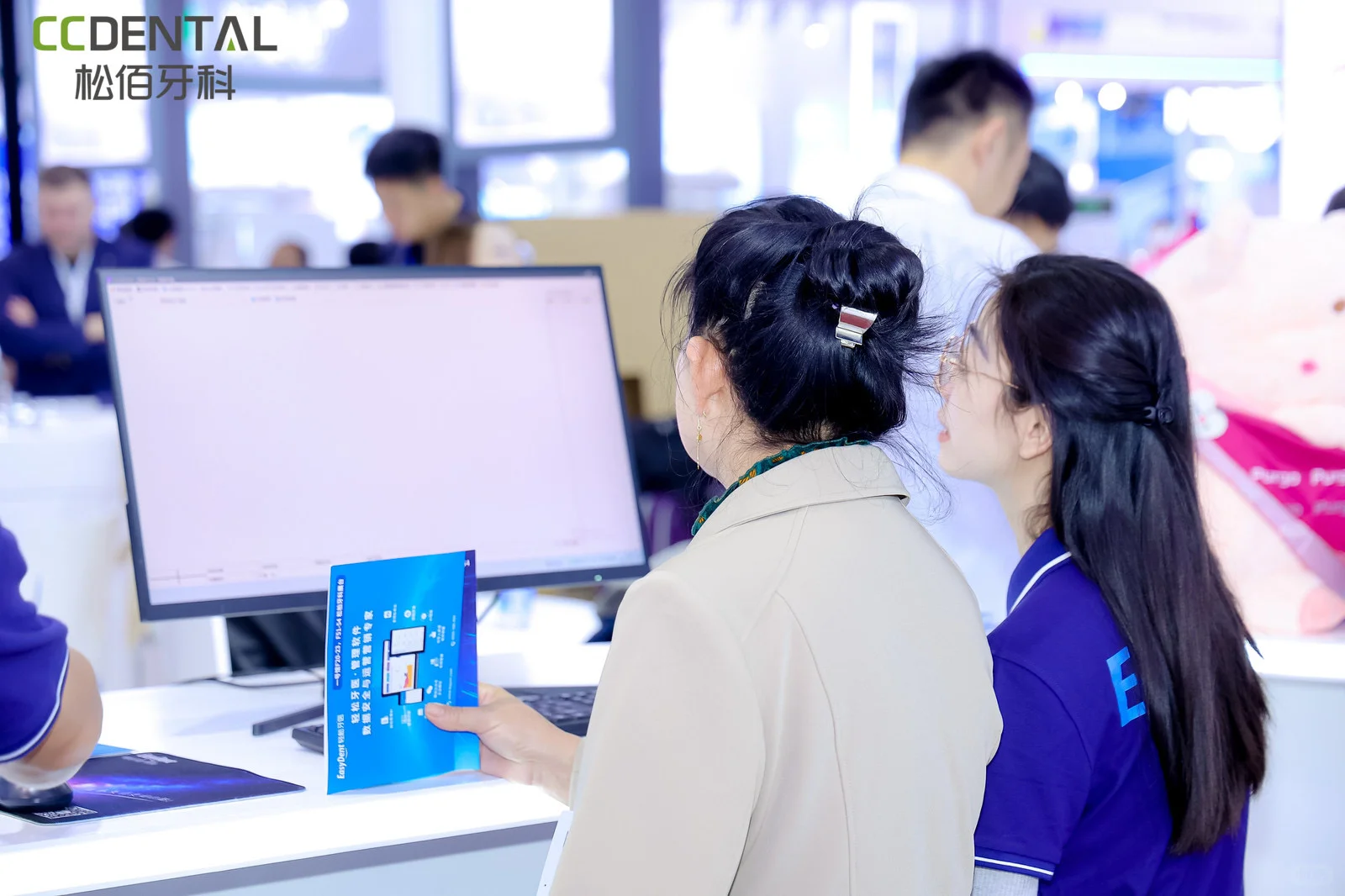 轻松牙医亮相2025上海国际口腔展!好多人啊!