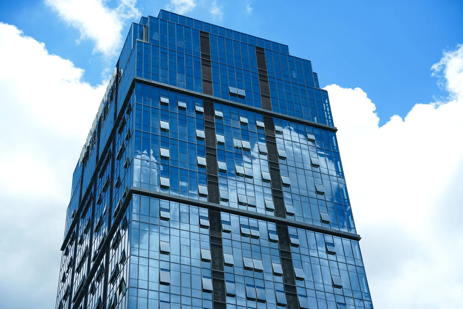 晴空下的玻璃幕墙