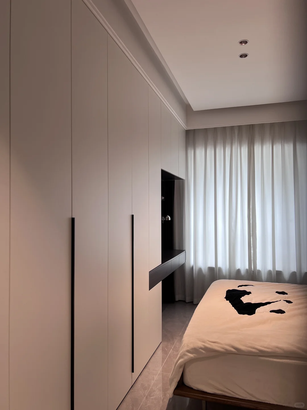 开间3.1m做满墙床尾衣柜真的太舒服了！！