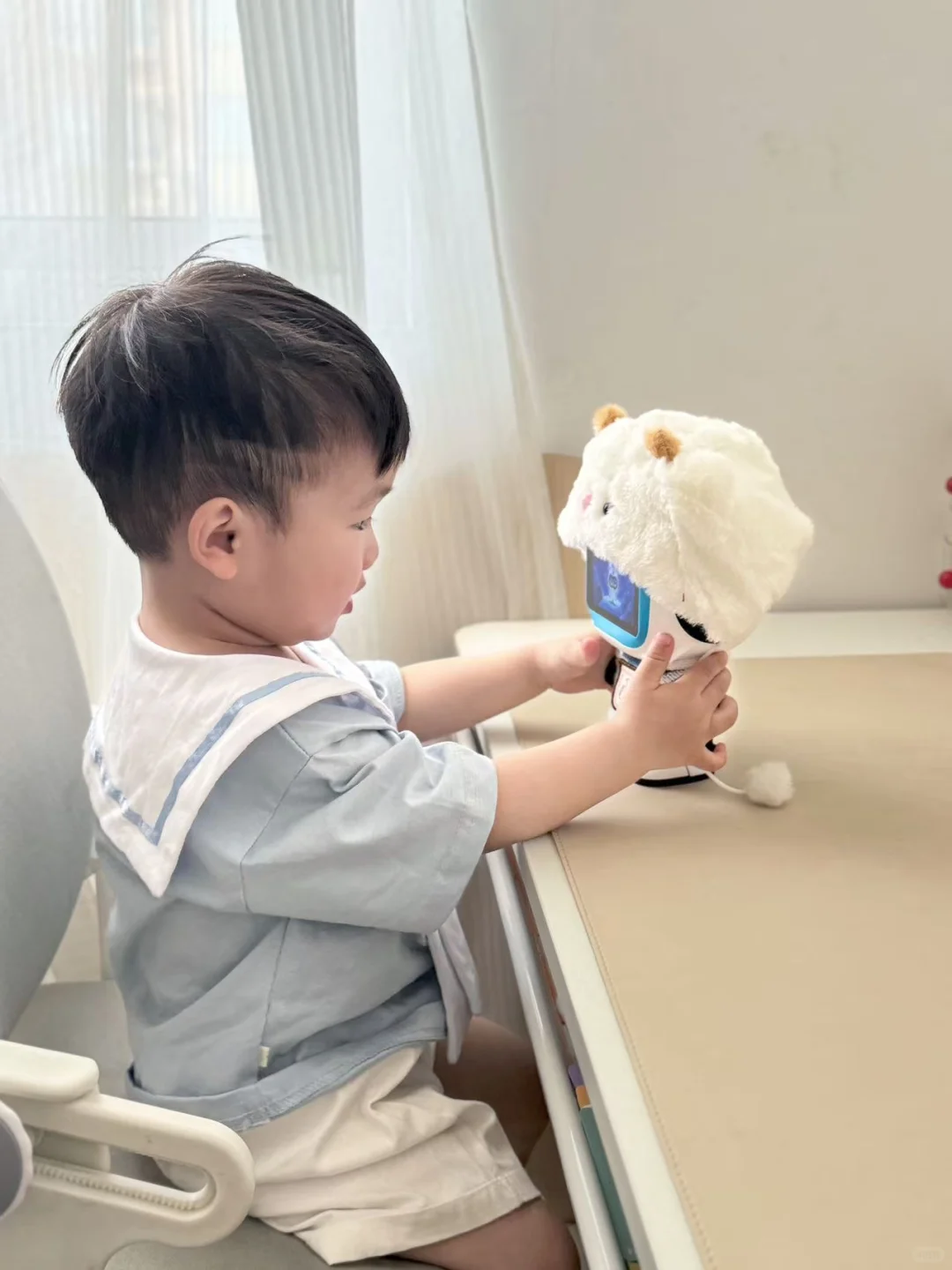 救命！2岁人类幼崽反向驯服AI机器人！