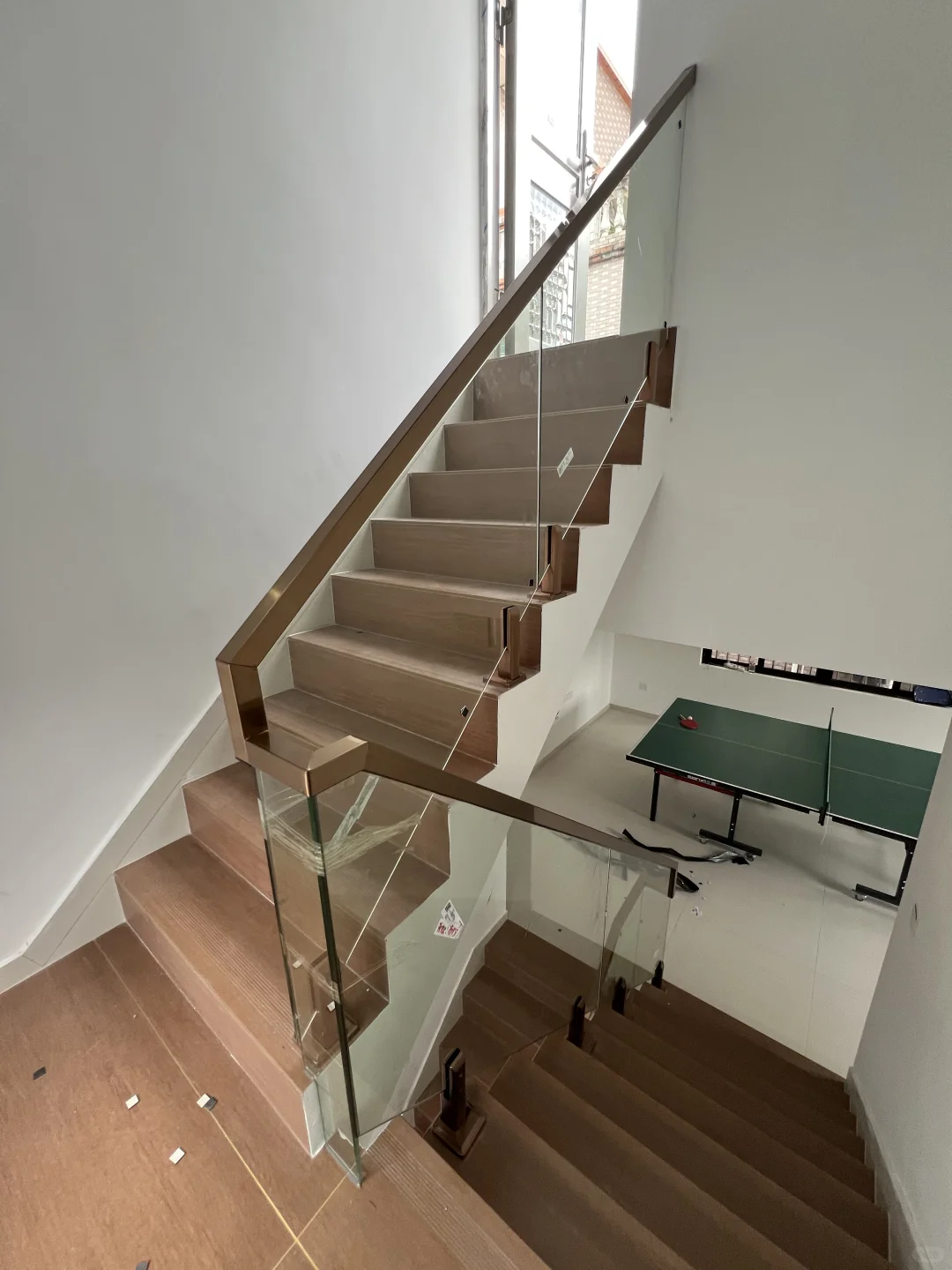 楼梯空间比较窄选这款偏心脚柱玻璃款就对了