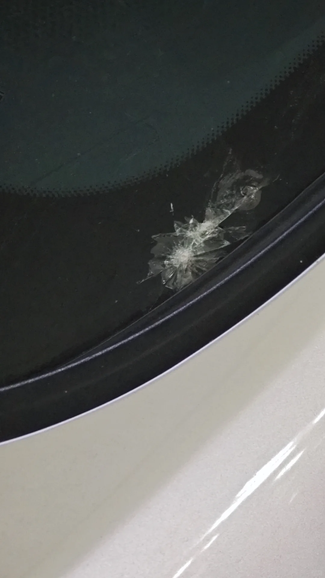 求助｜行驶中前档玻璃被砸到如何处理？