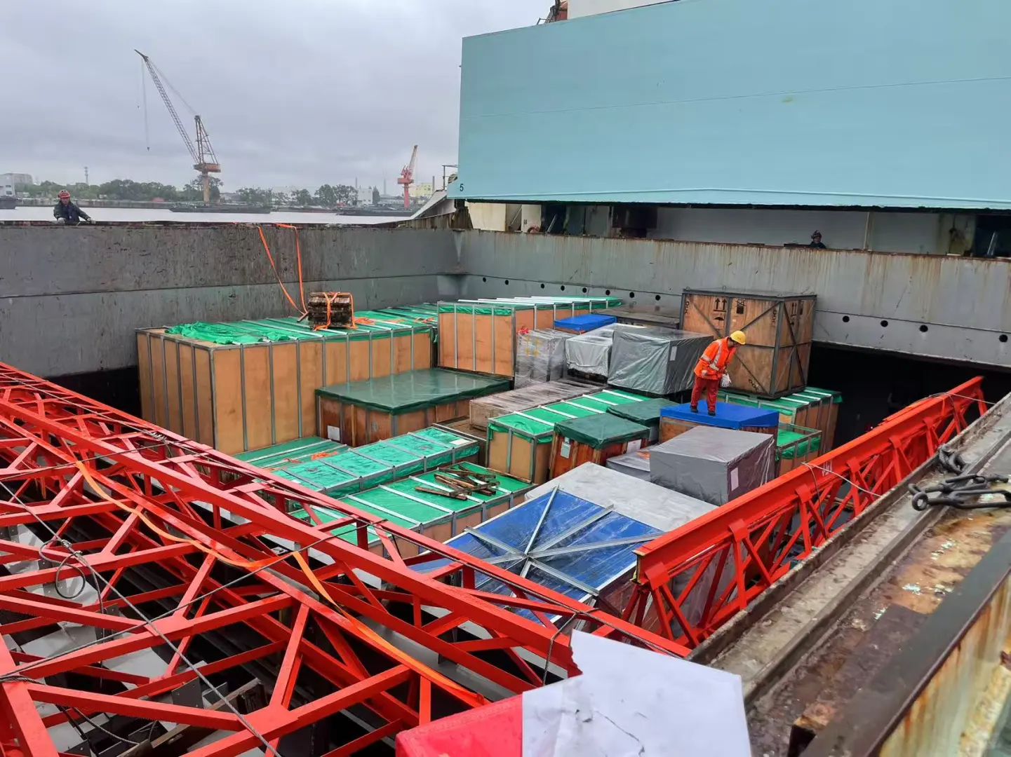 散杂船海运 国际贸易/物流 设备大件装船 舱