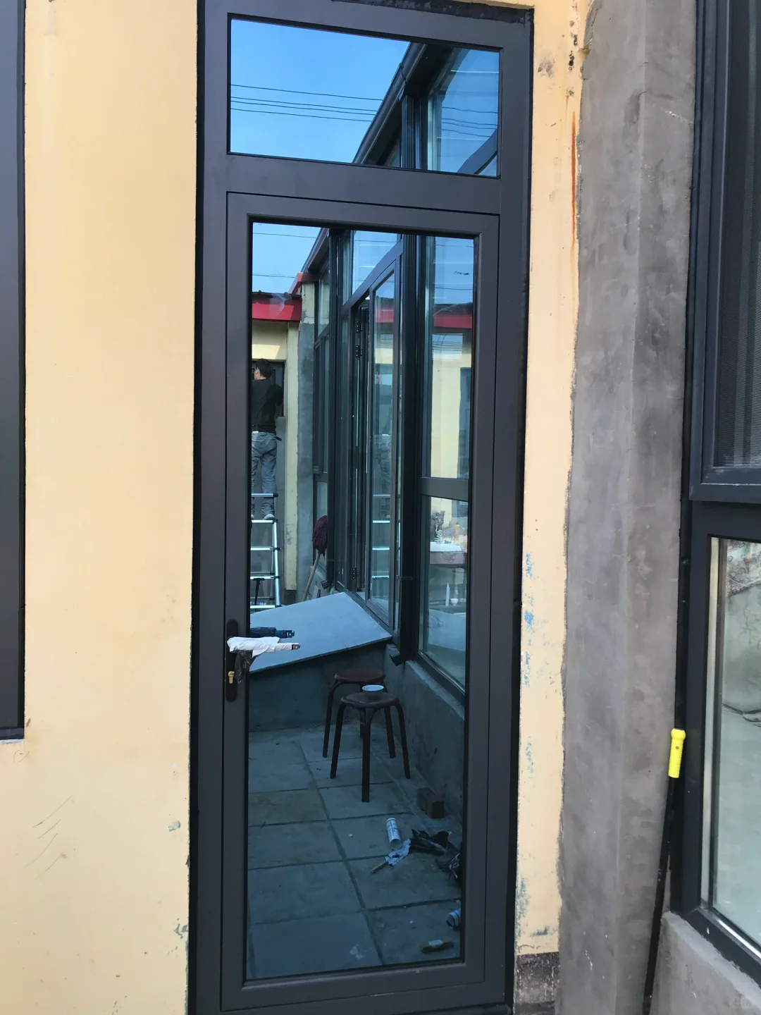 深灰色，经典7024哑光色-断桥铝窗