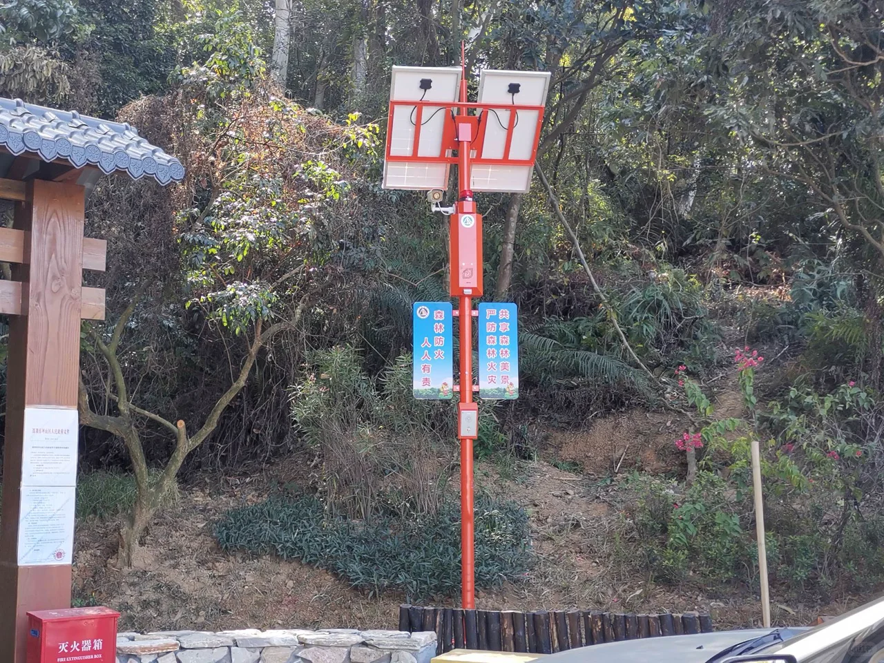 太阳能语音监控杆:语音联动,安全守护