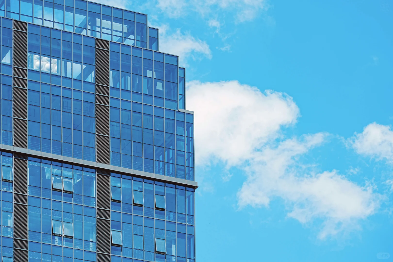 晴空下的玻璃幕墙