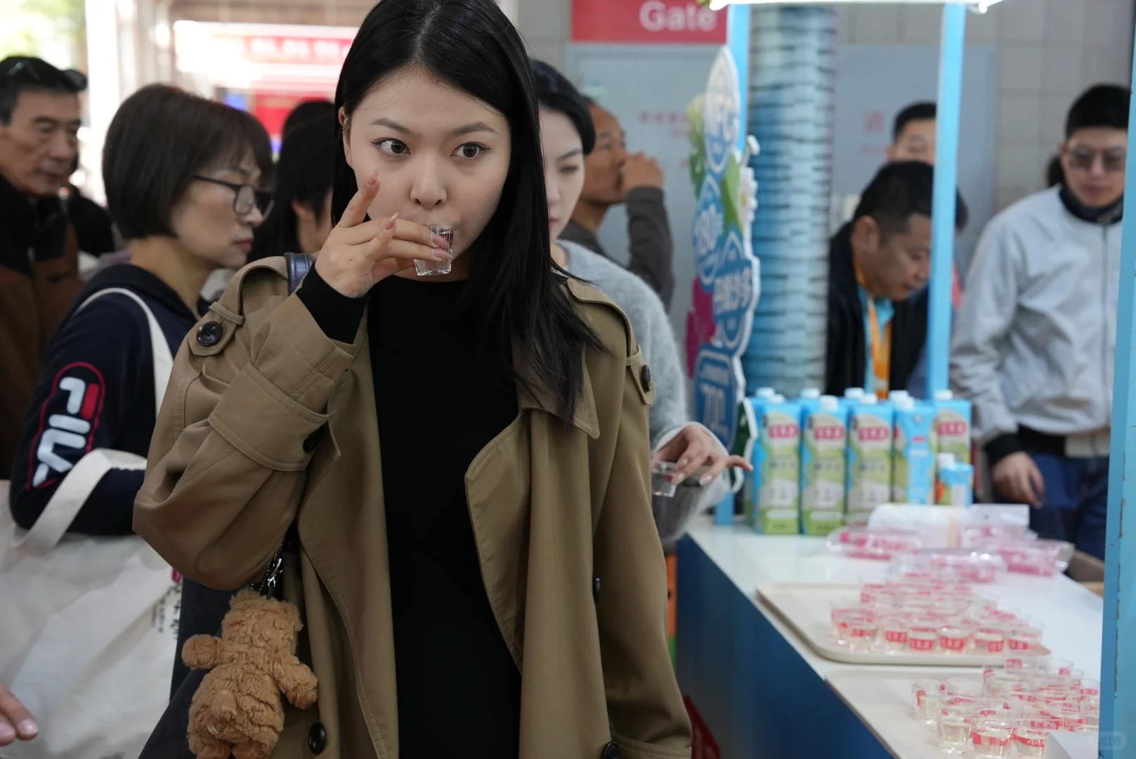 逛展累了吧?来找小佳喝椰子水?