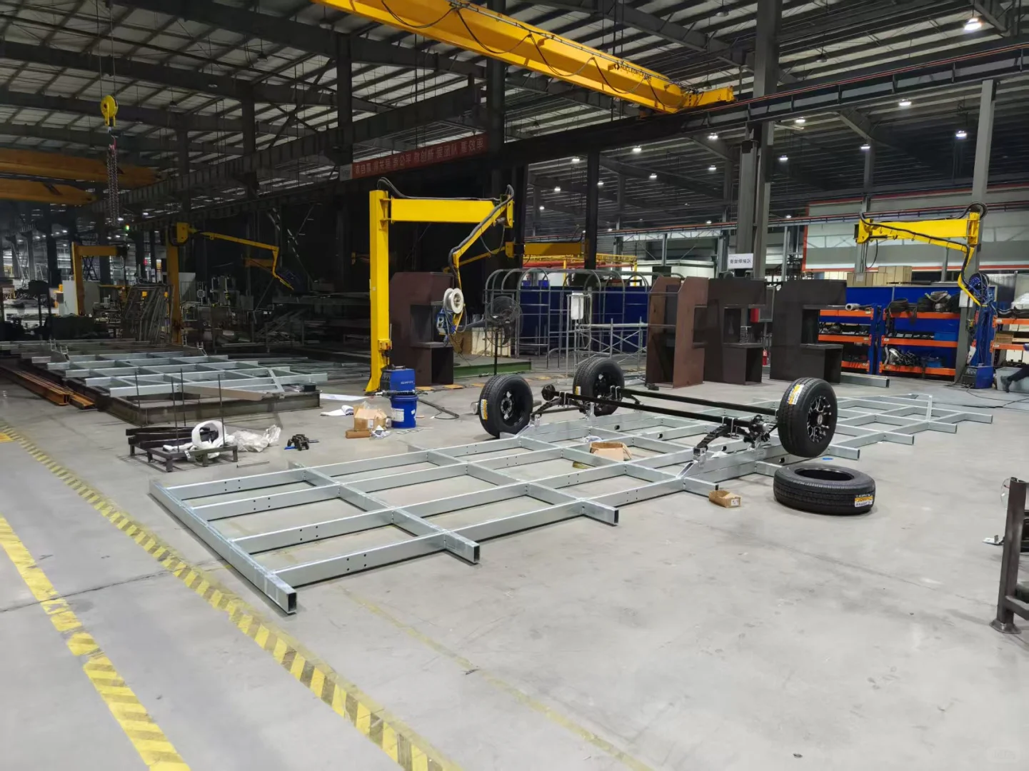 底盘拖车生产厂里