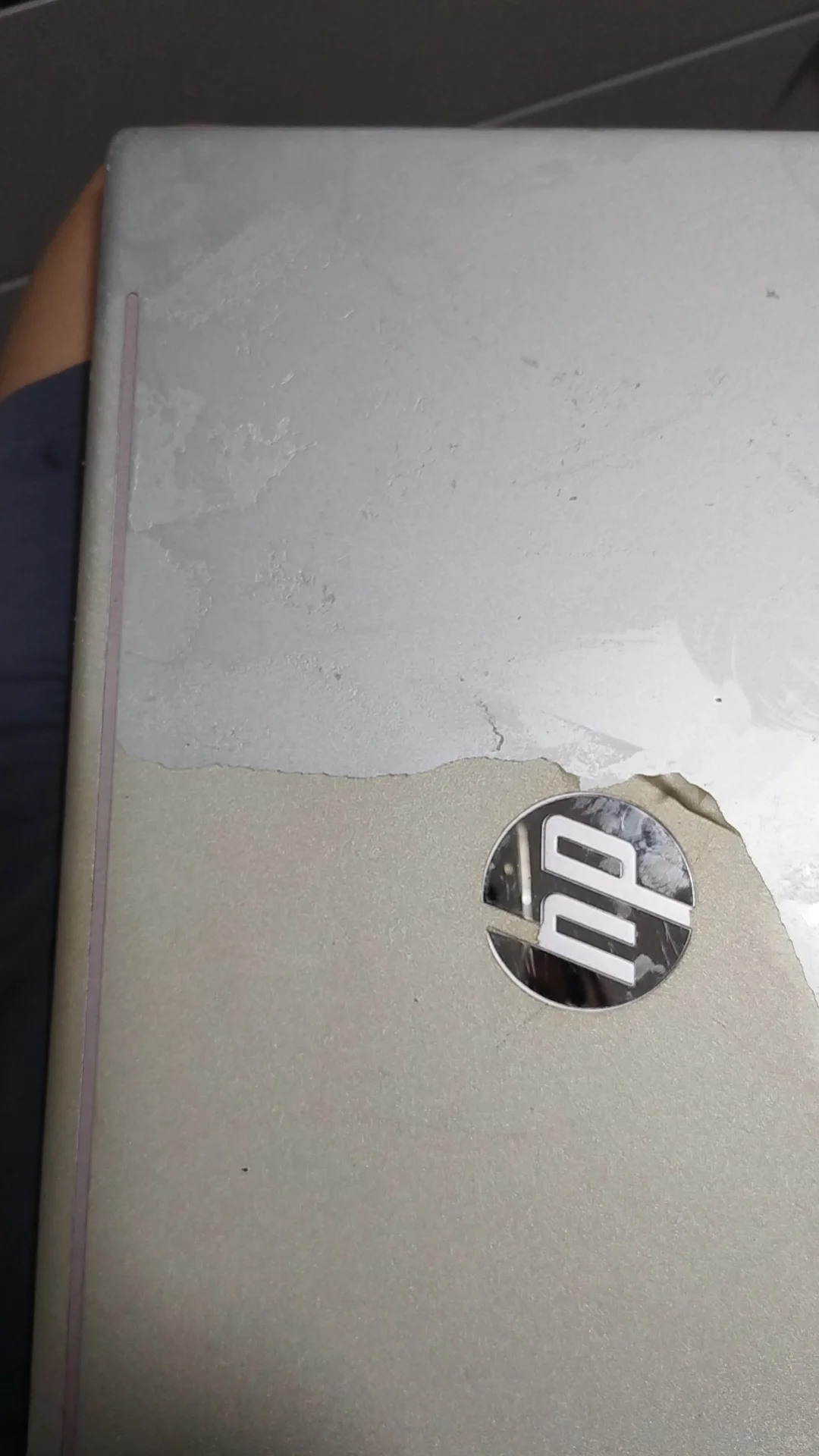 给电脑贴了膜几年后外壳发现变色了