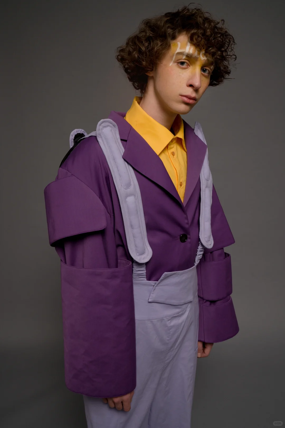 立体结构剪裁袖子的小紫西装