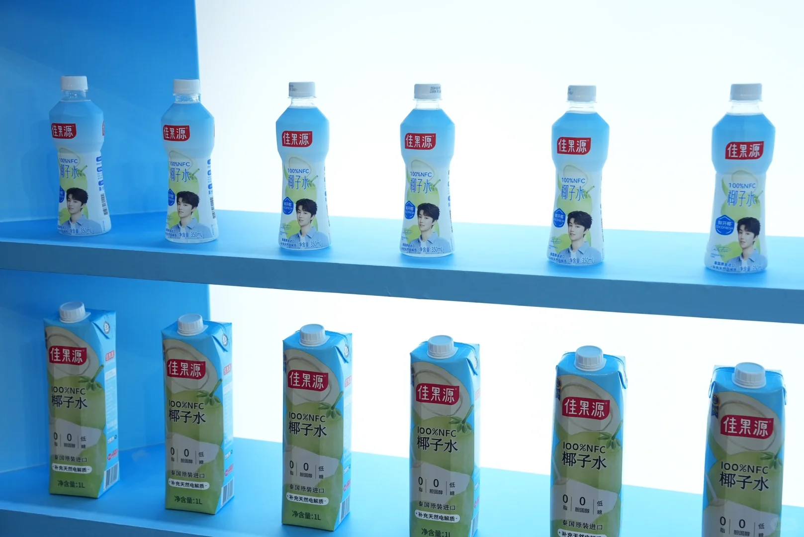 逛展累了吧?来找小佳喝椰子水?