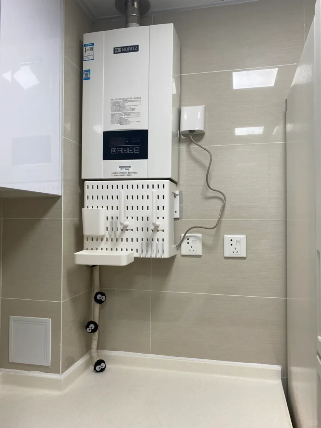 别让燃气热水器下方，毁了厨房的精致感！