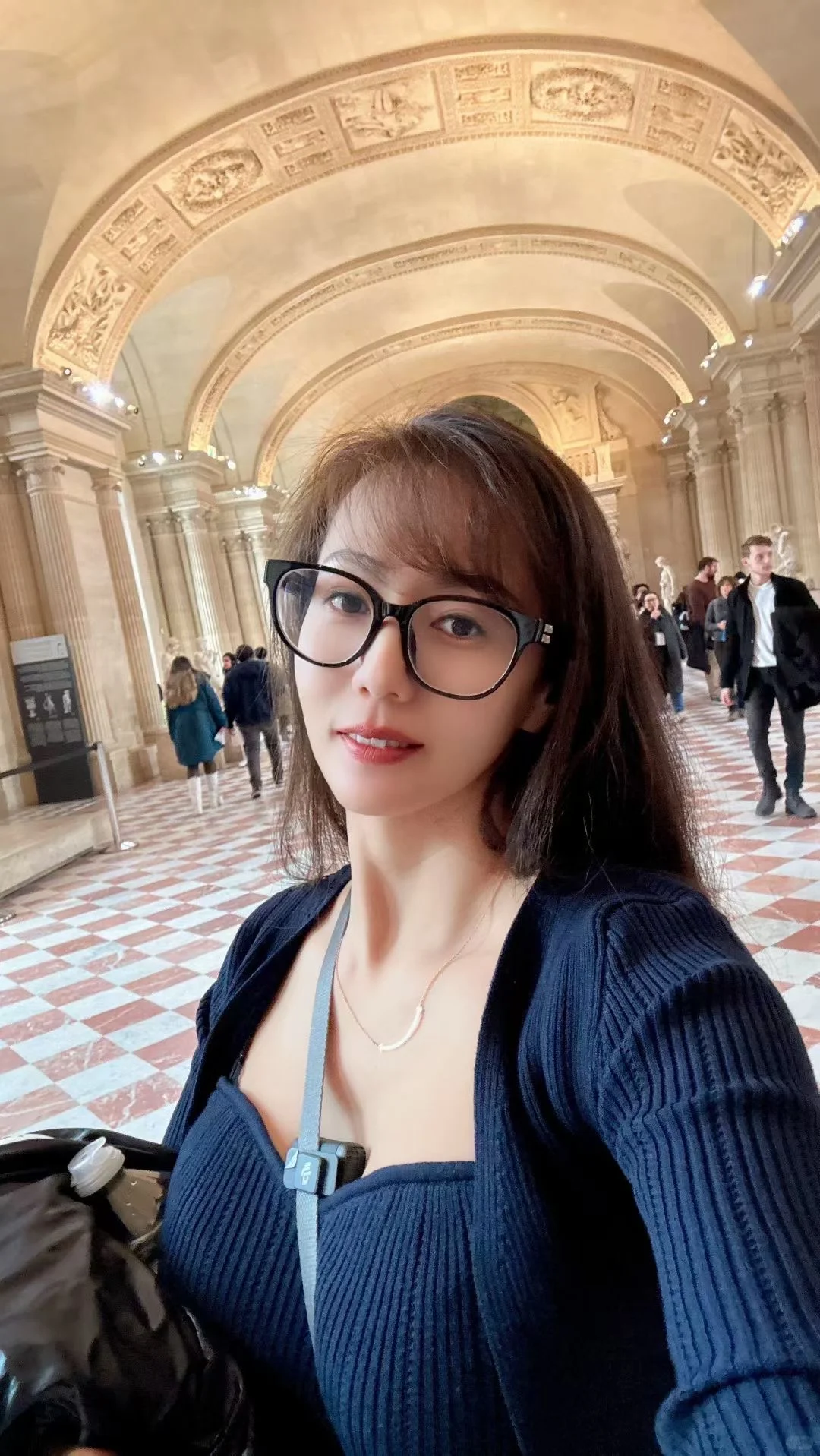 卢浮宫你好好反省吧,形同虚设的安检