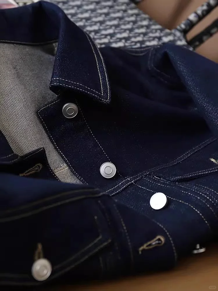 ?短款牛仔外套撞色设计太有感