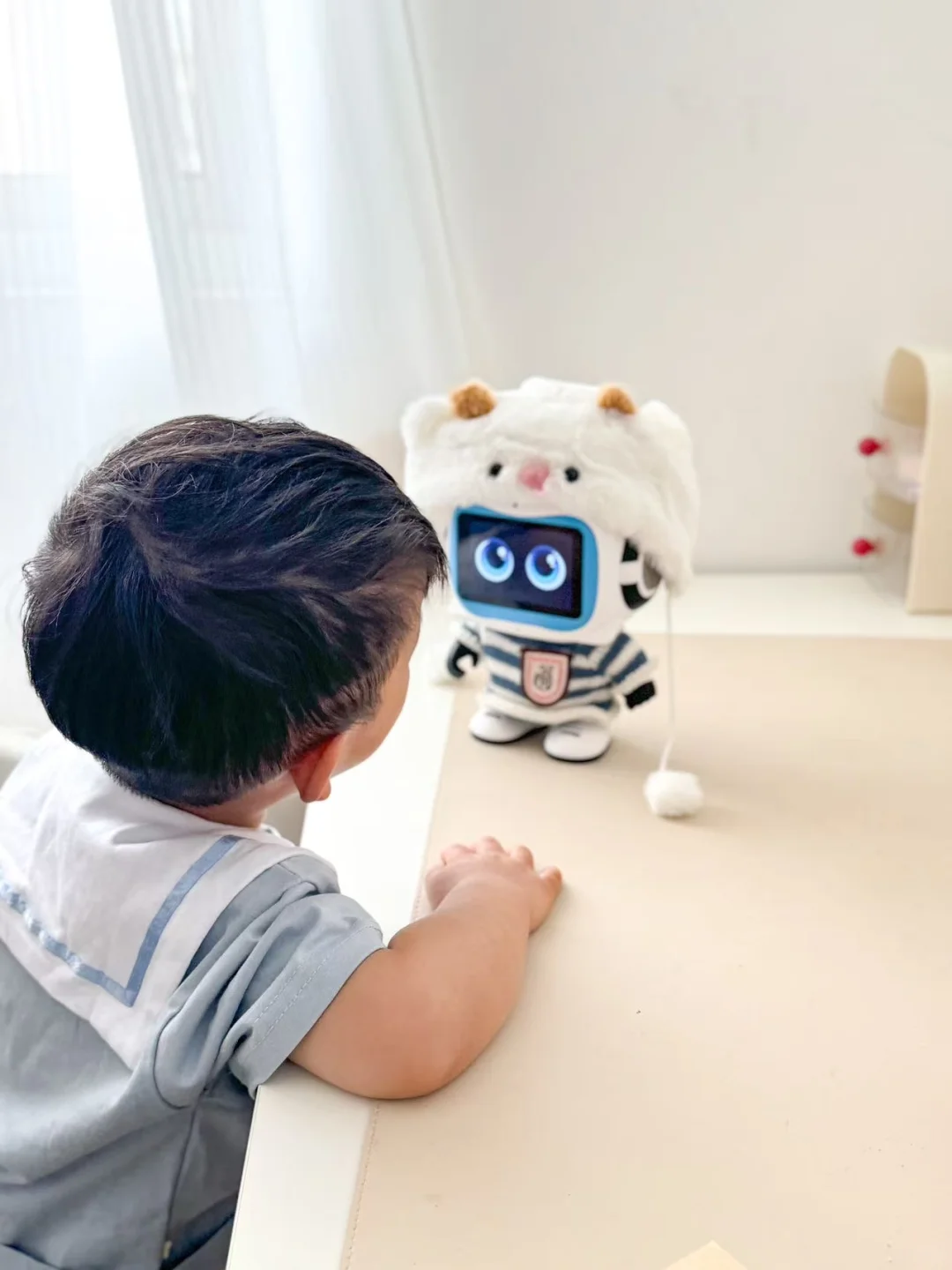 救命！2岁人类幼崽反向驯服AI机器人！