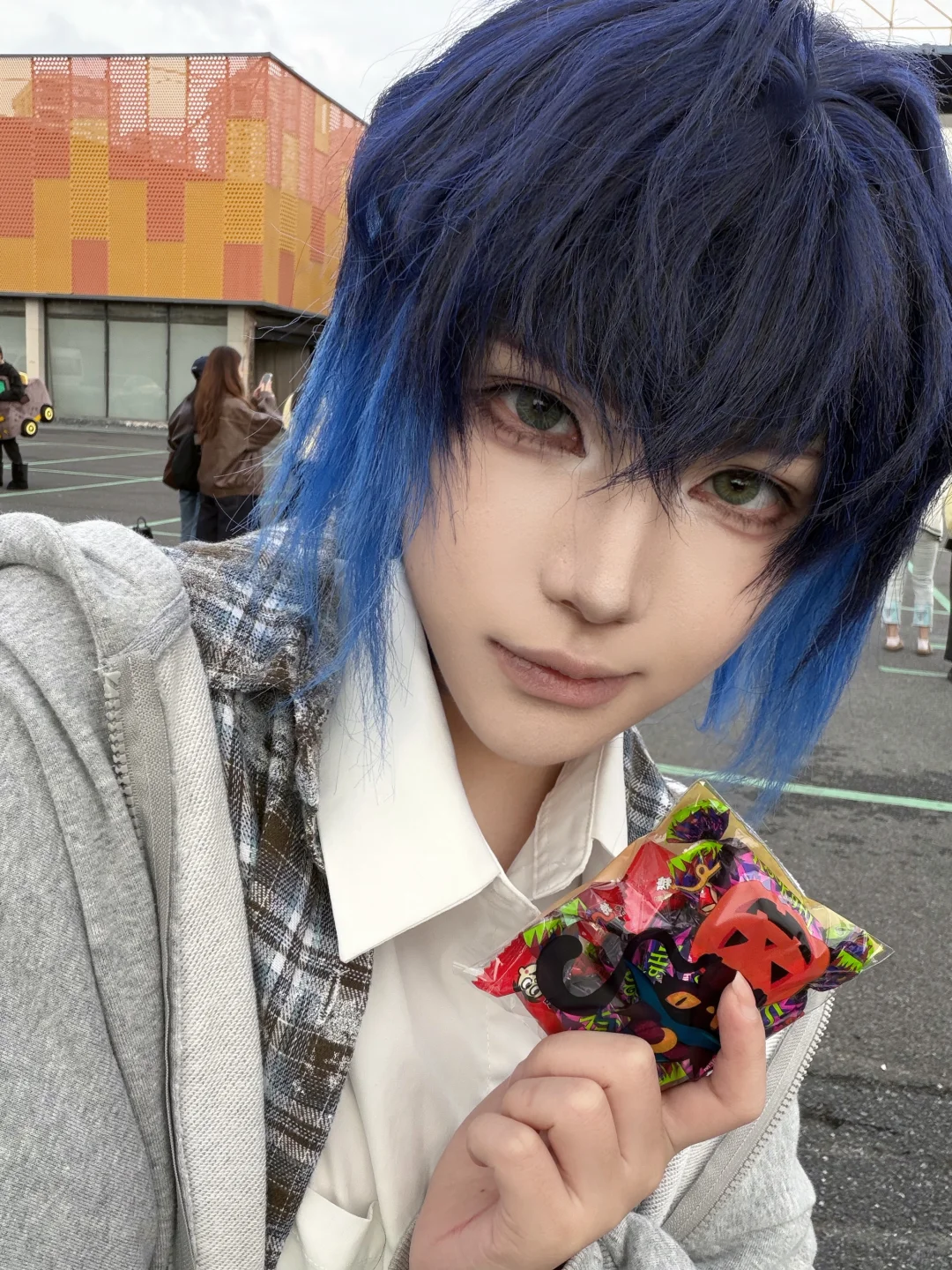 只是路过然后被五辆车塞了一手礼物？