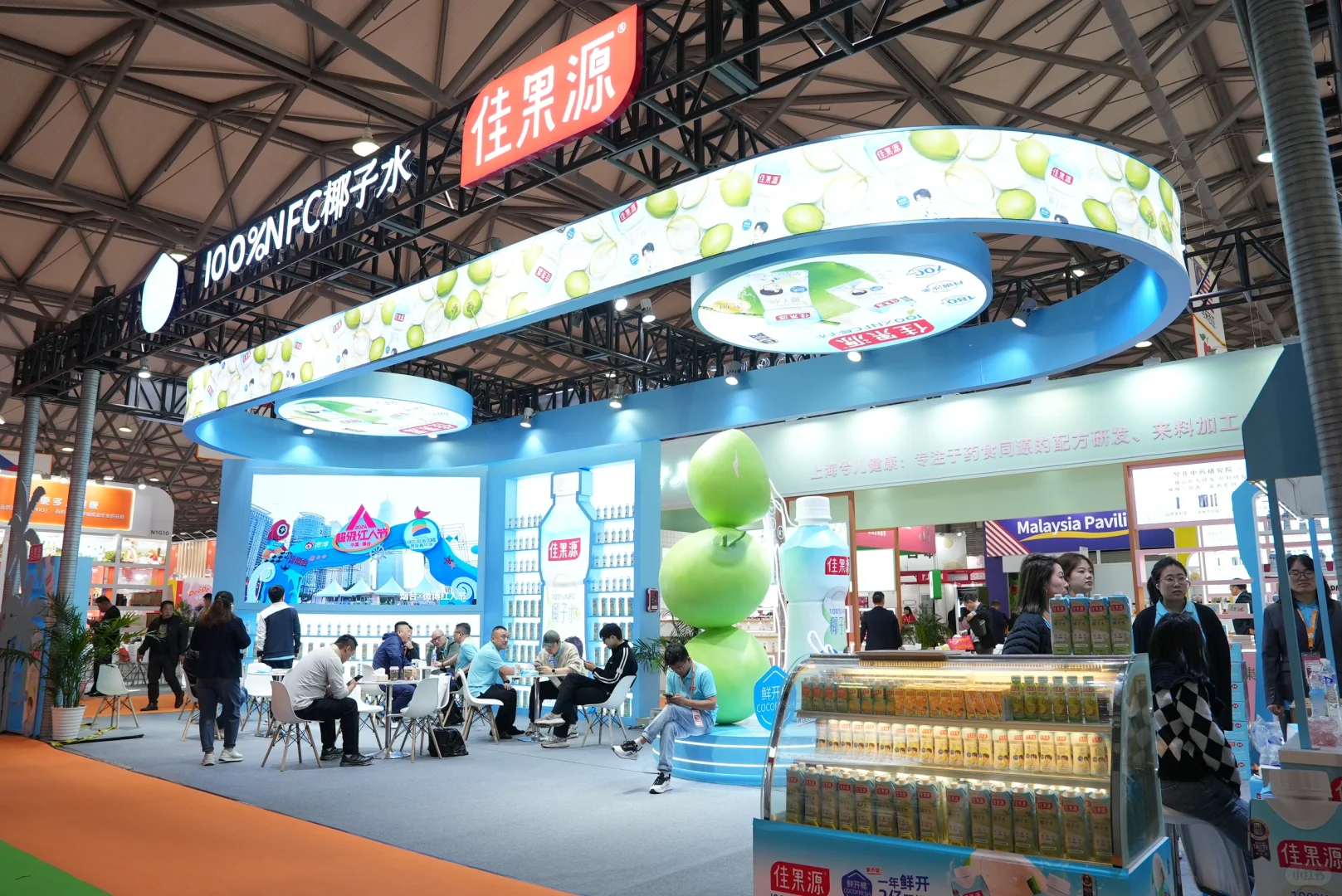 逛展累了吧?来找小佳喝椰子水?