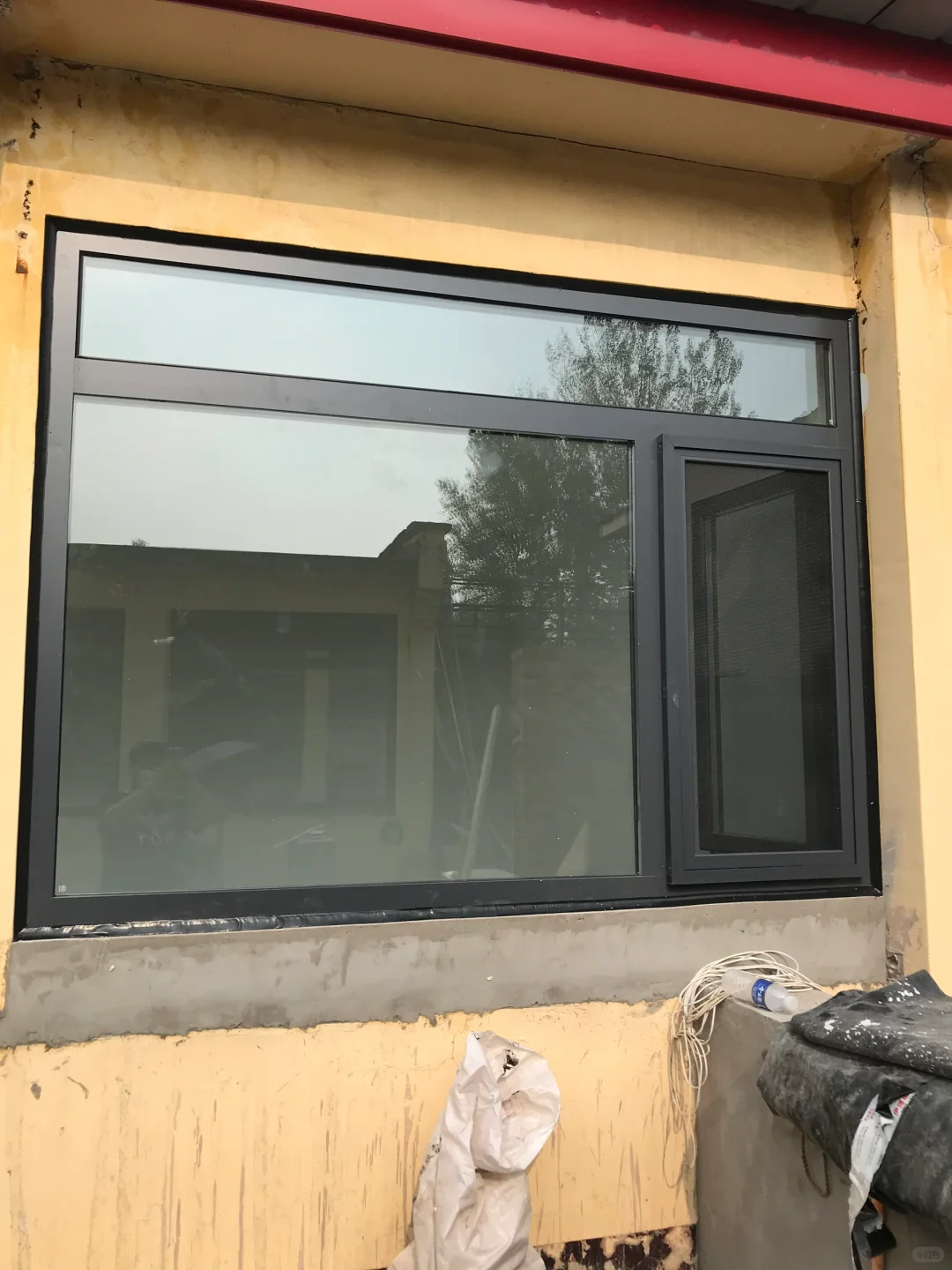 深灰色，经典7024哑光色-断桥铝窗