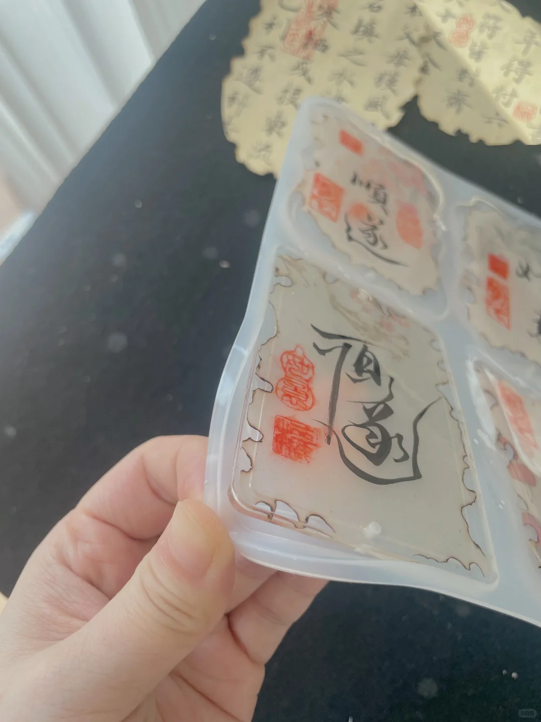 没人告诉我DIY书法滴胶车挂原来这么…