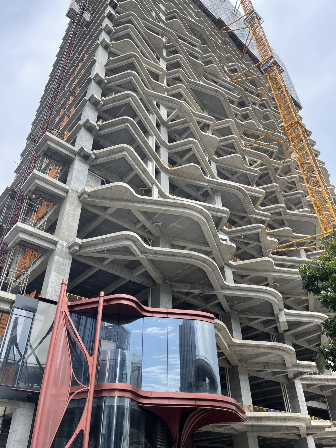 这种红色框架的高楼真的少见