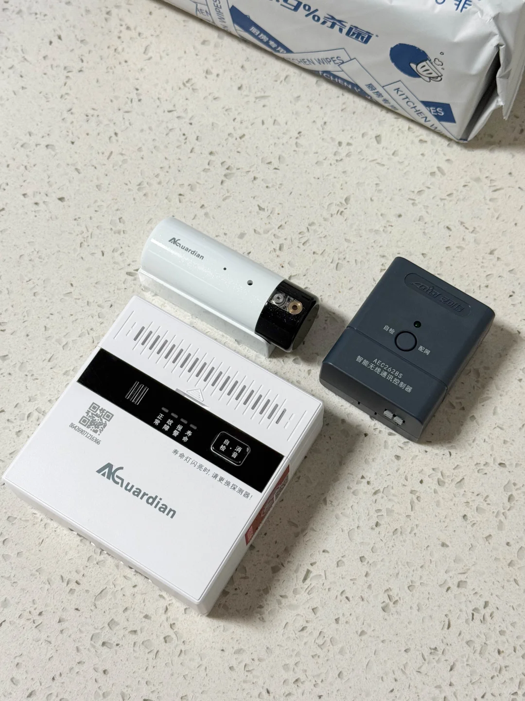“小户型必备！66克轻便报警器不占地”