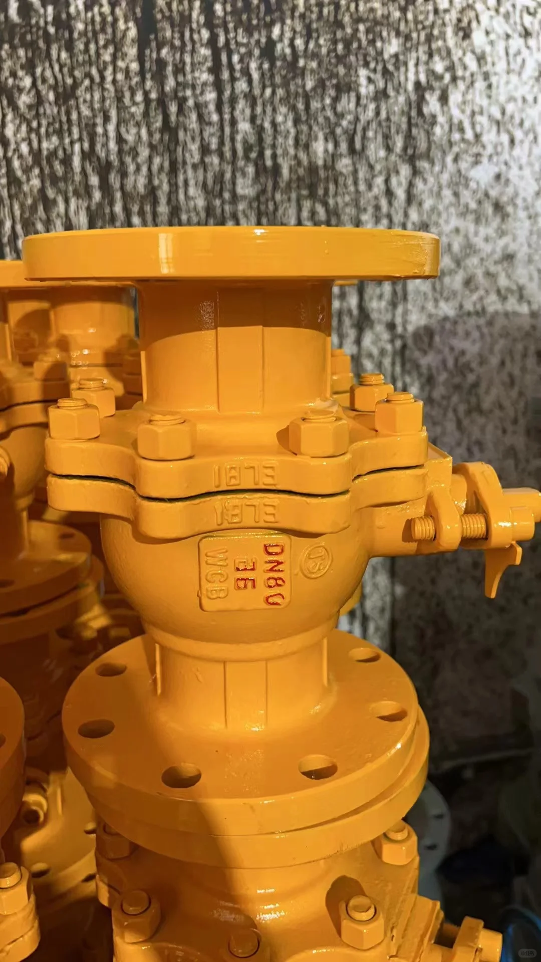 铸钢法兰球阀不仅具有良好的耐腐蚀性能，而且耐磨损，寿命长。即使在恶劣的工作环境中，也能保证长时间稳定运行。同时，该阀门采用环保材料制造，符合现代工业绿色发展的要求。 该球阀设计精良，球体与阀座之间实现