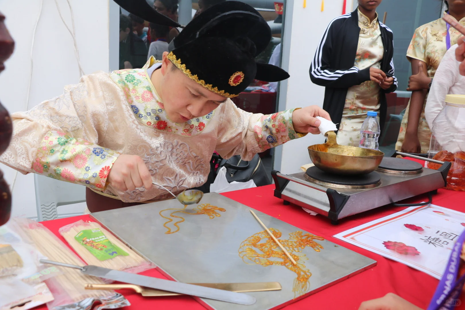 原来全世界的孩子都爱吃糖画