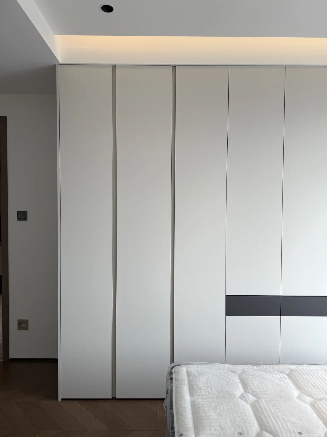 住的很舒服干净的床尾衣柜～