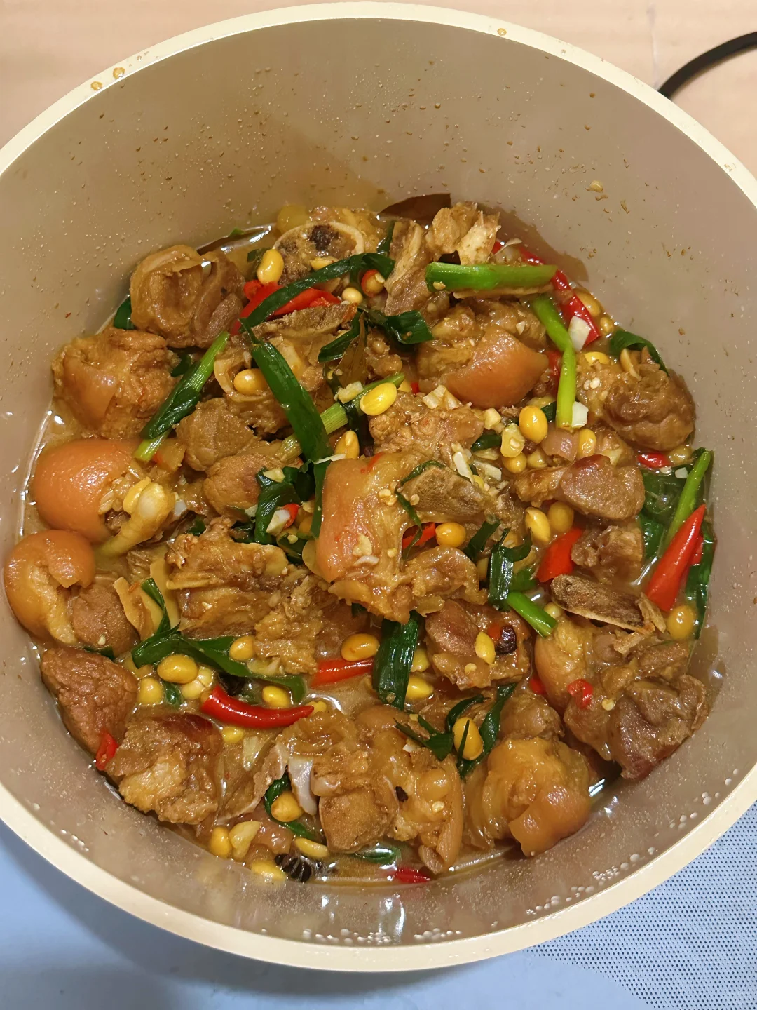 炖猪蹄，满满胶原蛋白