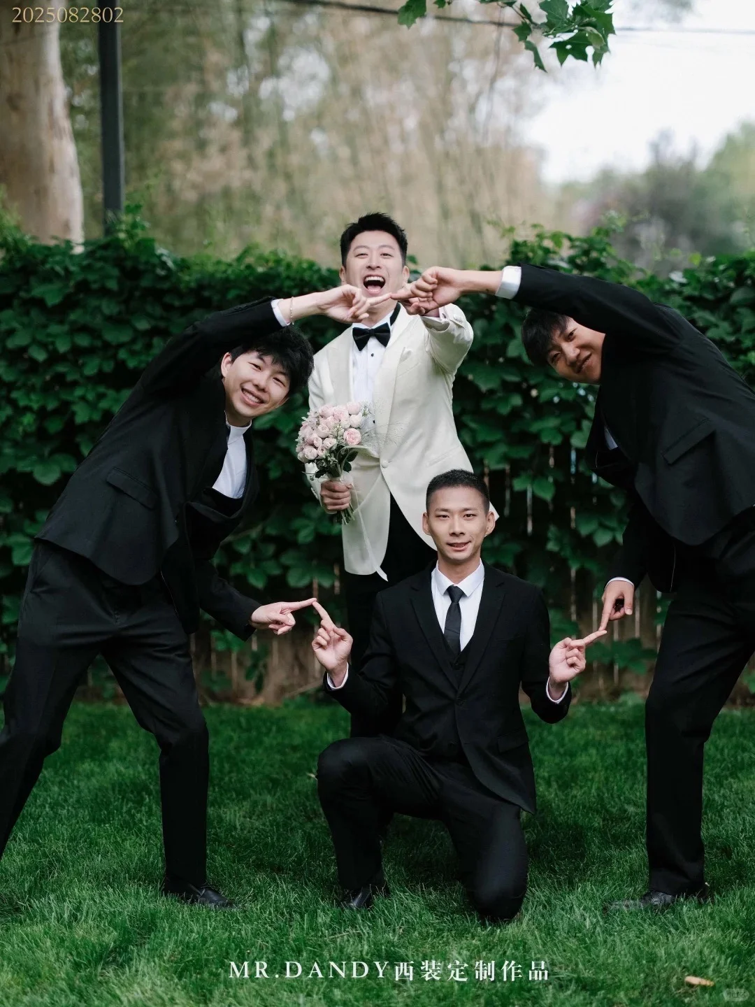 奶白色礼服?精准定格婚礼氛围