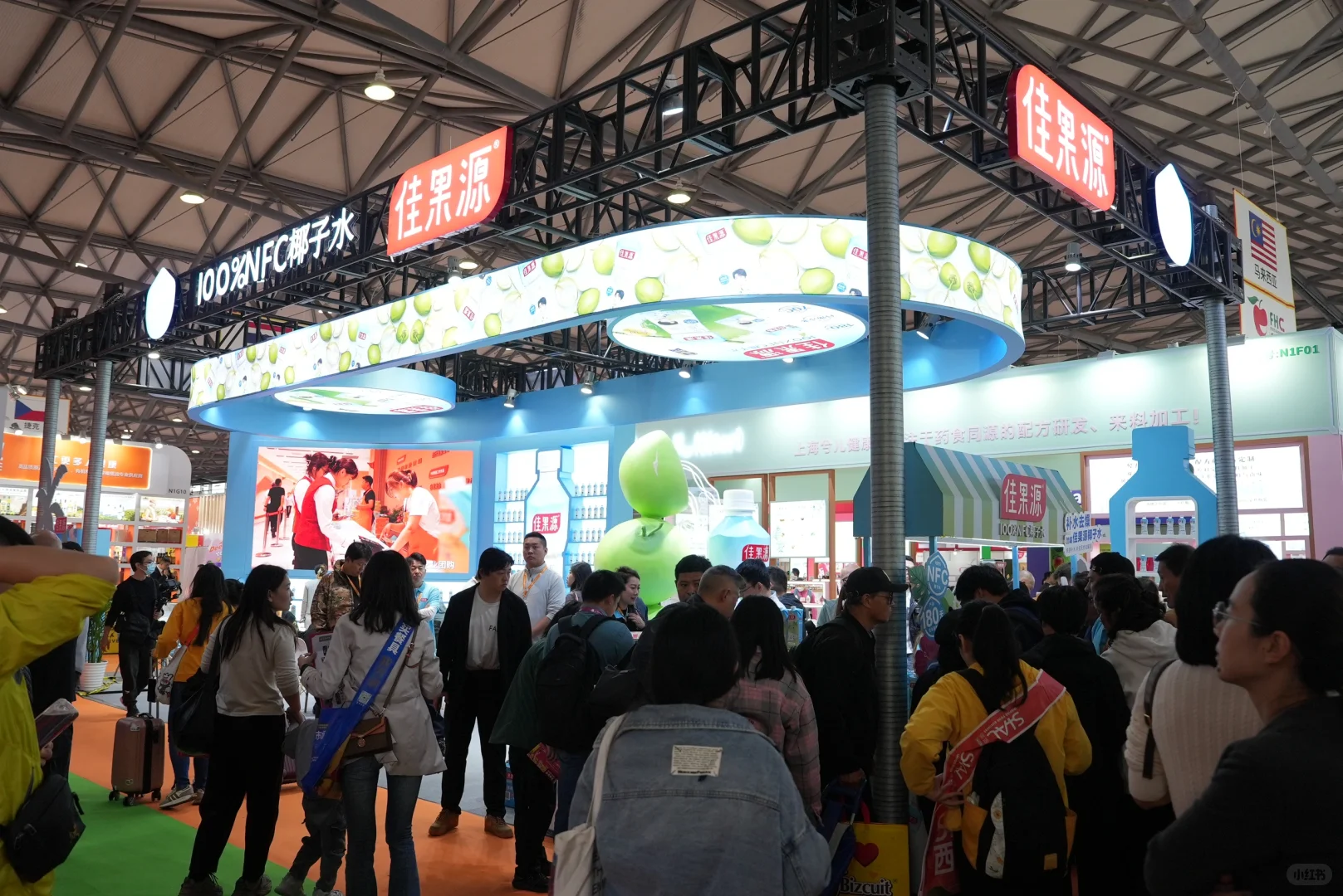 逛展累了吧?来找小佳喝椰子水?