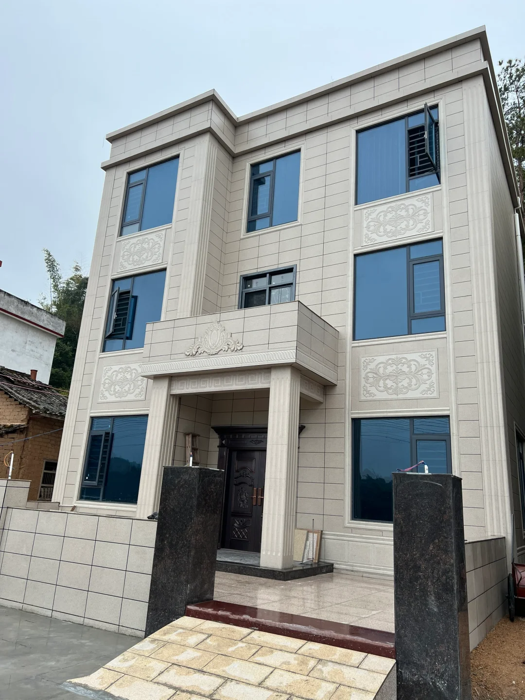 自建房断桥门窗案例颜色对比效果那个好一点