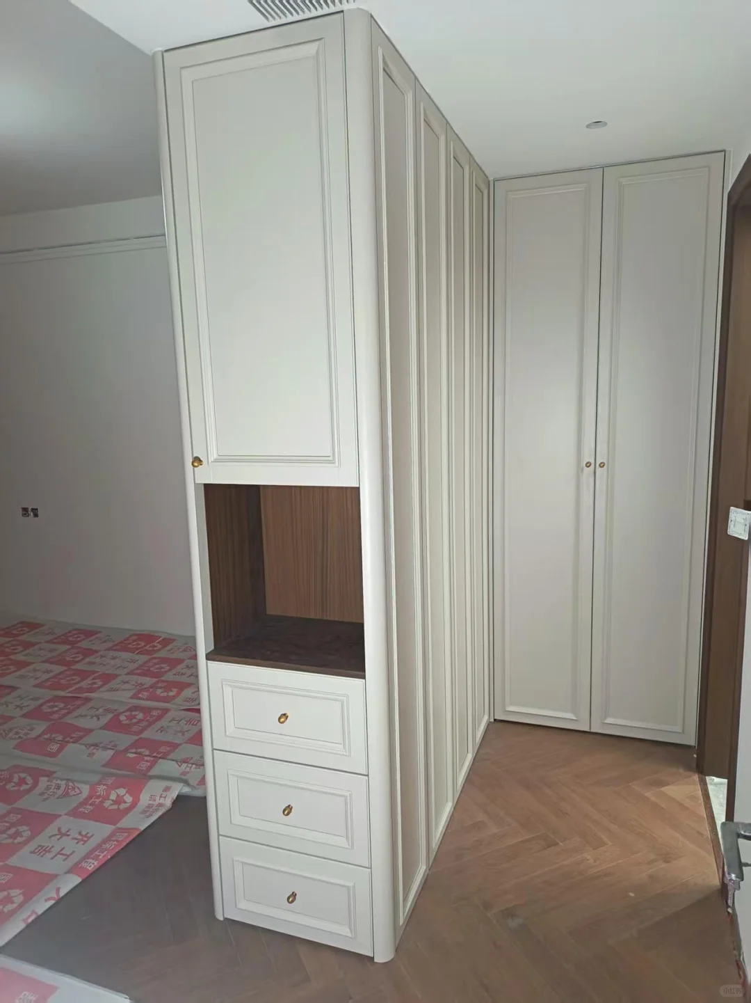 实木烤漆衣柜全案落地，太美了✨✨✨