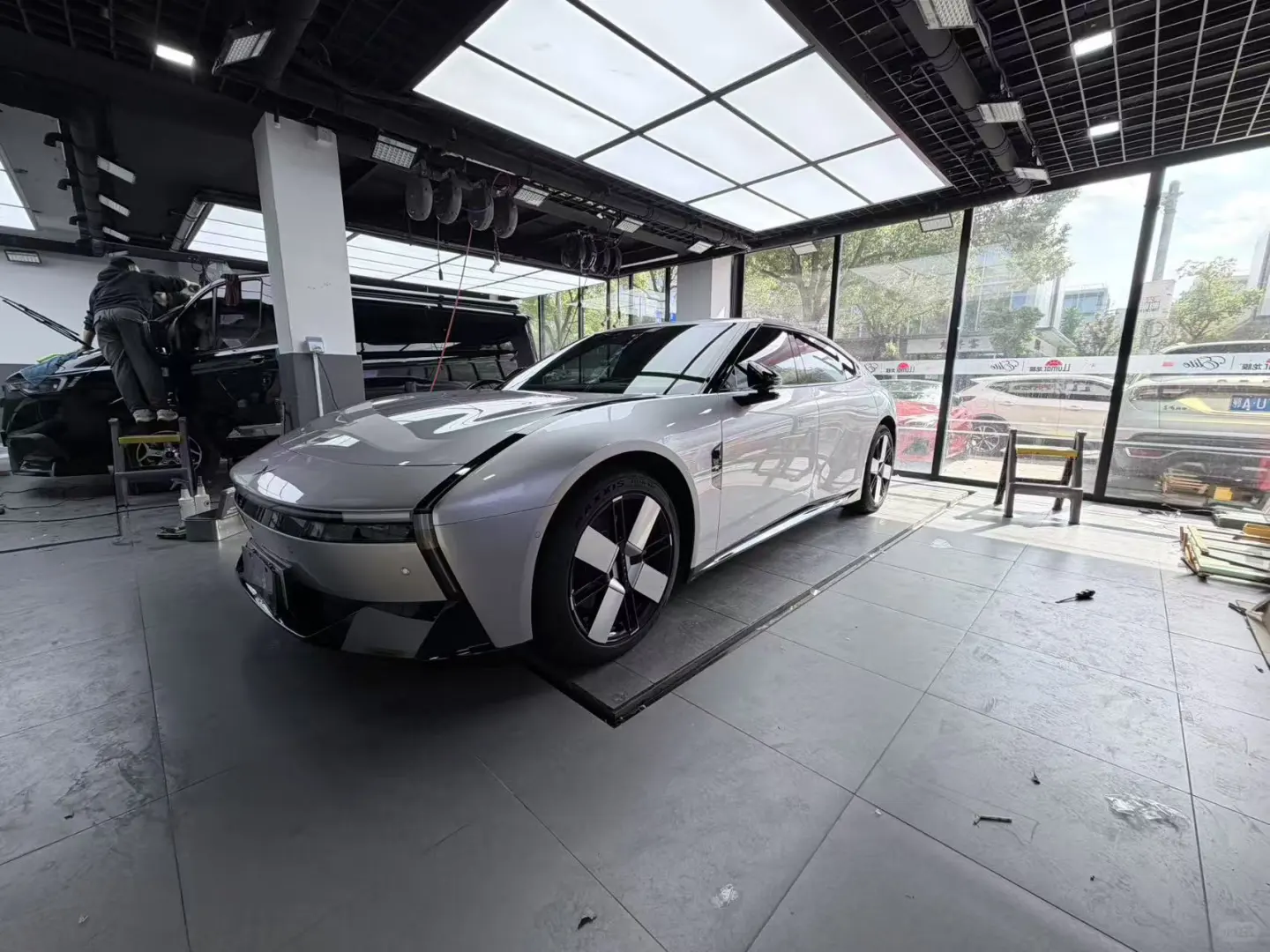 小鹏P7穿上“隐形战甲”龙膜G1隐形车衣实录