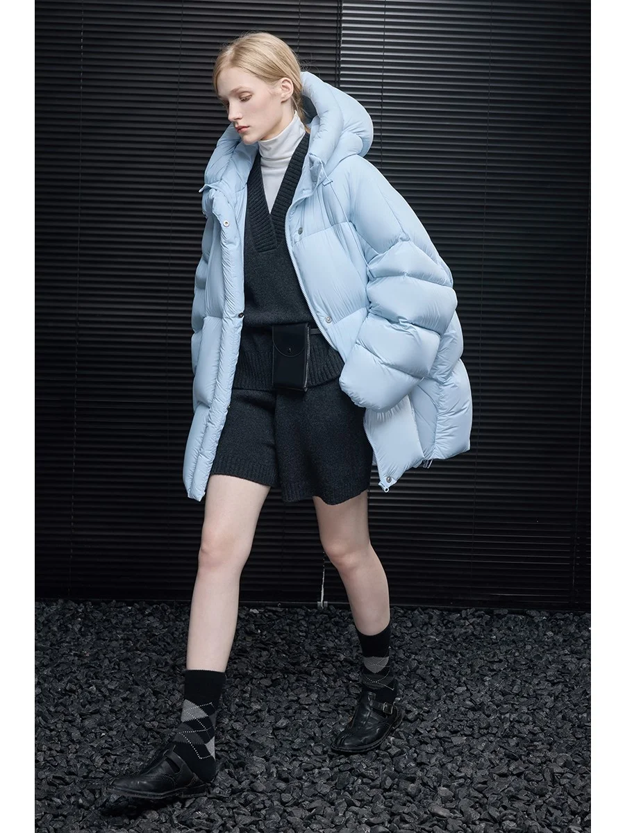 蓝色连帽加厚羽绒服