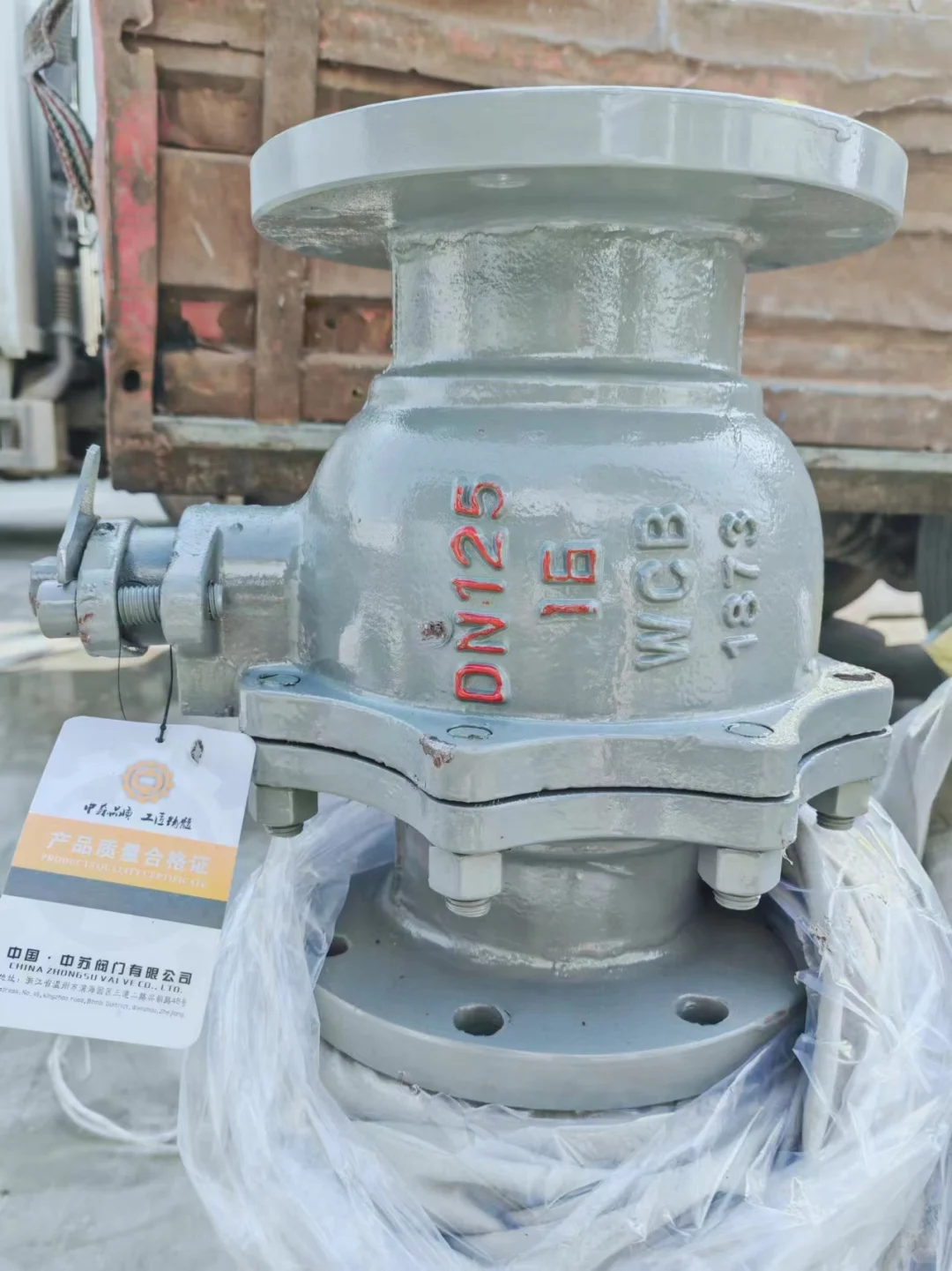 铸钢法兰球阀不仅具有良好的耐腐蚀性能，而且耐磨损，寿命长。即使在恶劣的工作环境中，也能保证长时间稳定运行。同时，该阀门采用环保材料制造，符合现代工业绿色发展的要求。 该球阀设计精良，球体与阀座之间实现