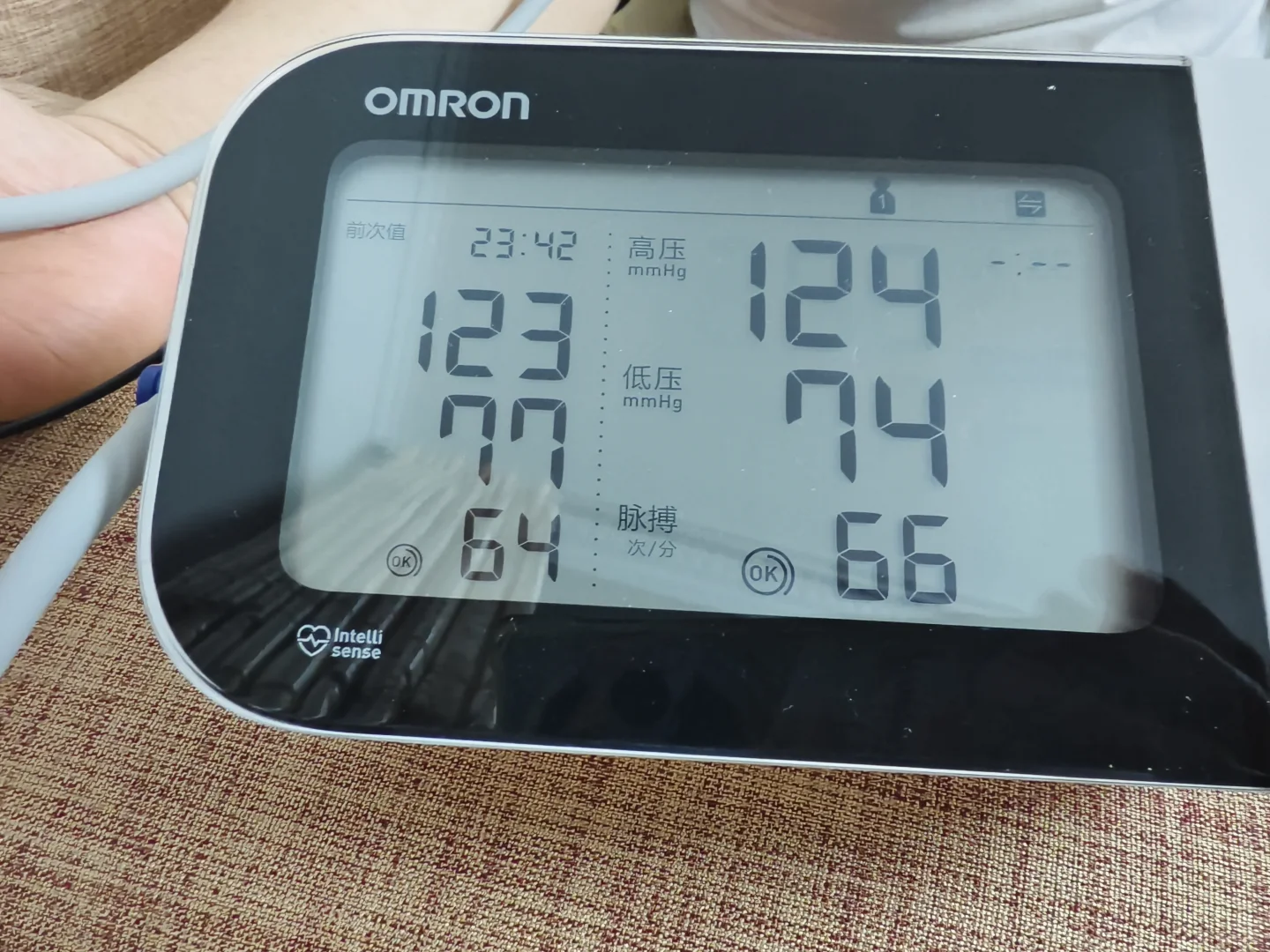 给爸妈买了一款血压测量仪