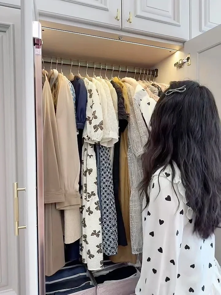 没听劝，卧室做了一整排法式床尾衣柜……?