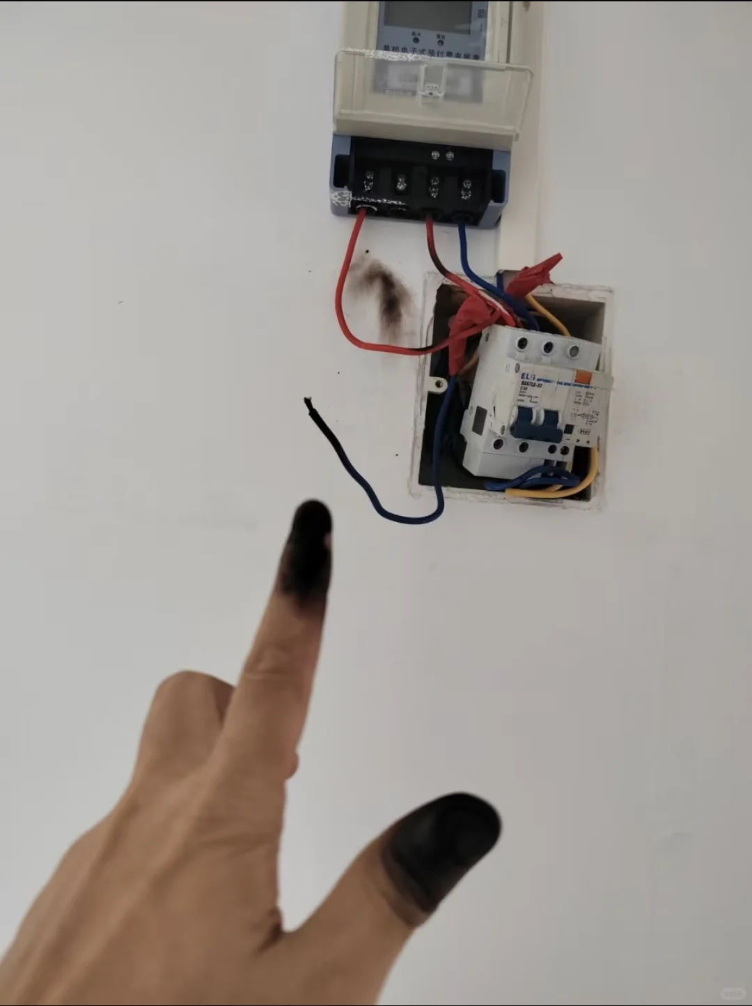 做为老电工，有没有电我一摸就知道