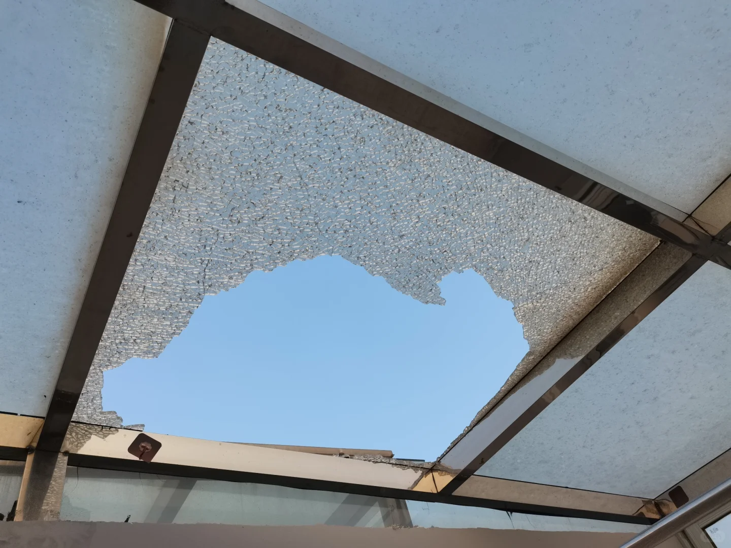 玻璃突然爆掉了，一平方680，真的好贵啊