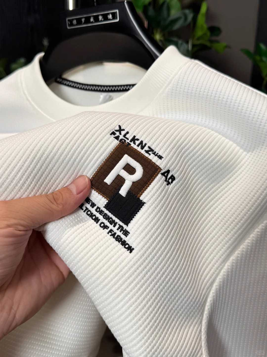 ?具有3D立体效果的服装logo印绣花工艺设计