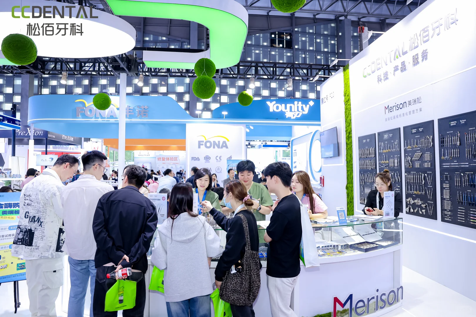 轻松牙医亮相2025上海国际口腔展!好多人啊!