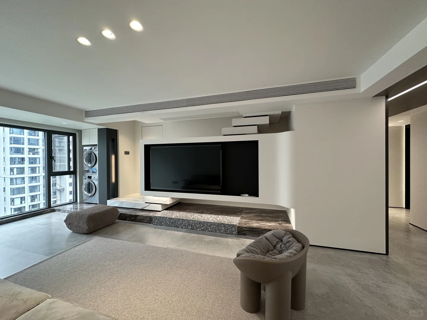 欢迎来到我家客厅的C位—斯卡帕楼梯电视墙