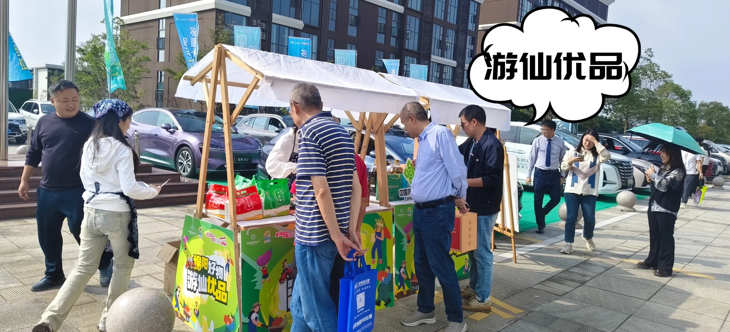 游仙区政务服务中心停车场的“绿色方阵”