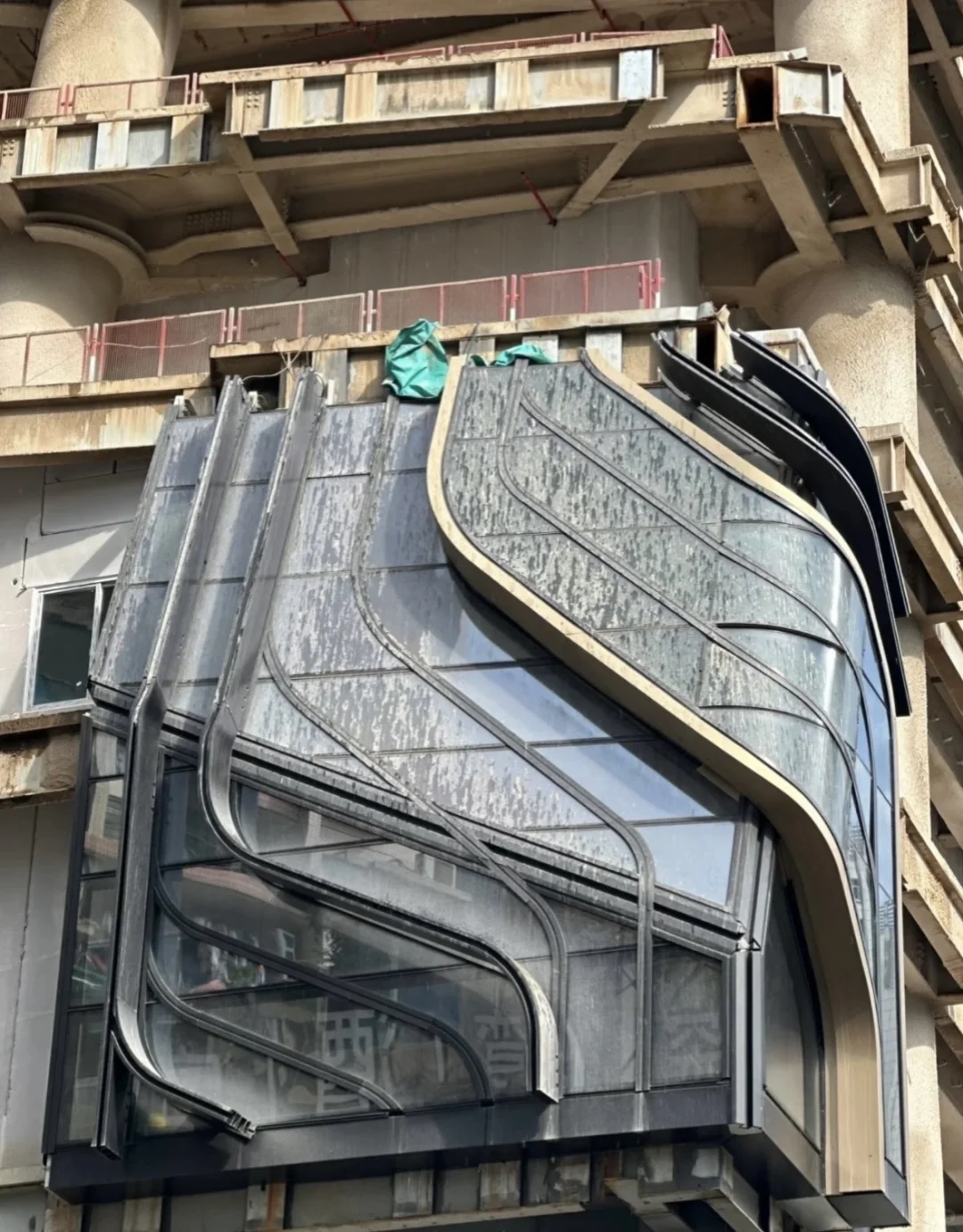 扎哈事务所设计的楼,真的很费玻璃